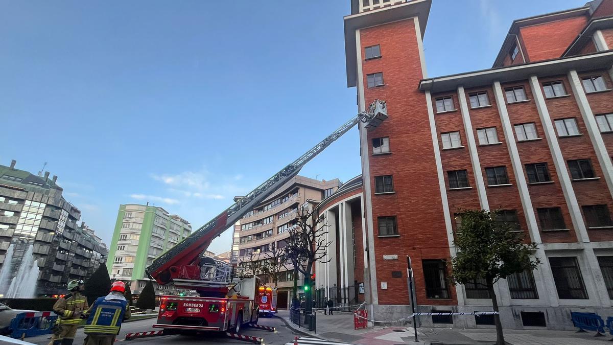 Susto en la plaza de América tras la caída de varios cascotes de la torre de la parroquia del Corazón de María