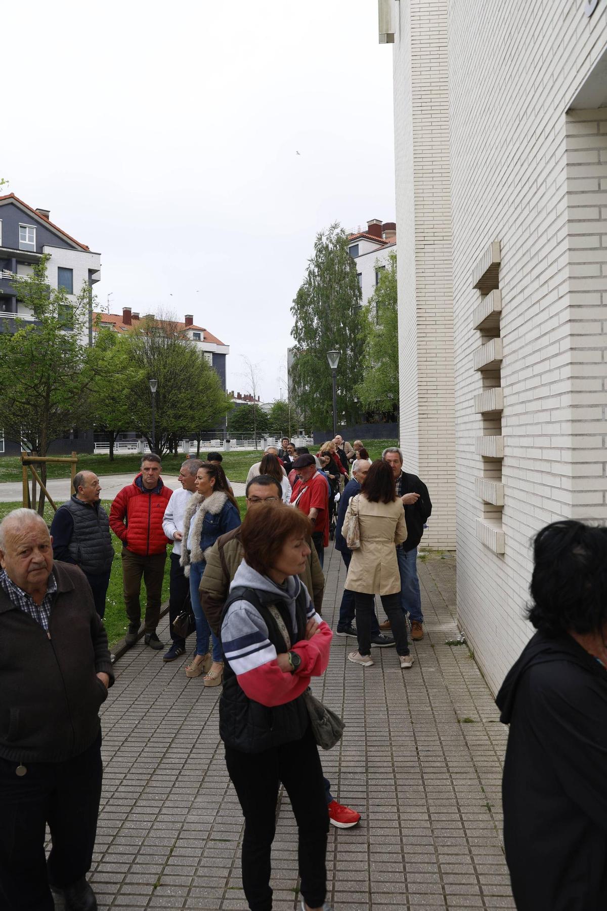 La asamblea vecinal por el conflicto del edificio La Estrella de Gijón, en imágenes La asamblea vecinal por el conflicto del edificio La Estrella de Gijón, en imágenes
