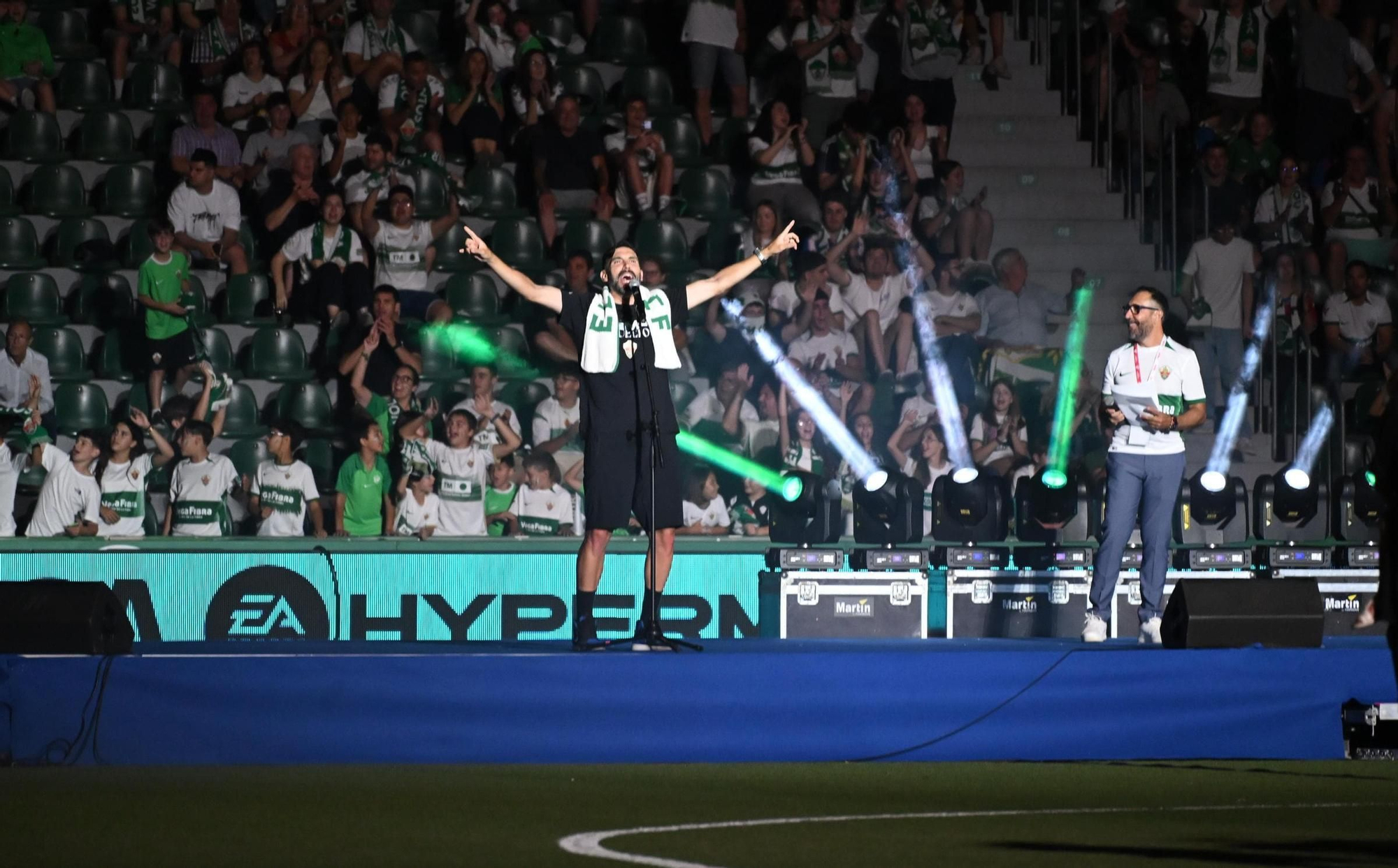 El Elche CF celebra el ascenso a Primera en el Martínez Valero