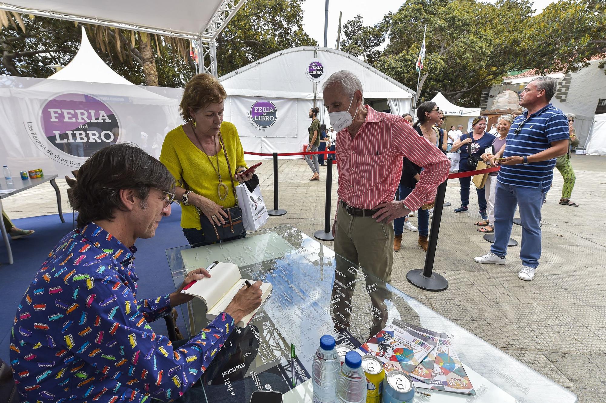 Benjamín Prado firmando libros.jpg