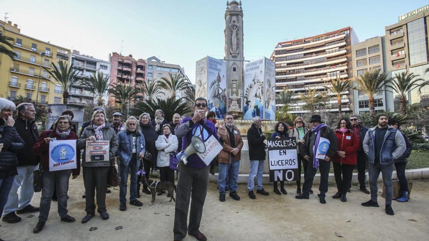 Una treintena de personas se concentra en Luceros para reclamar el traslado de las mascletàs a otro lugar