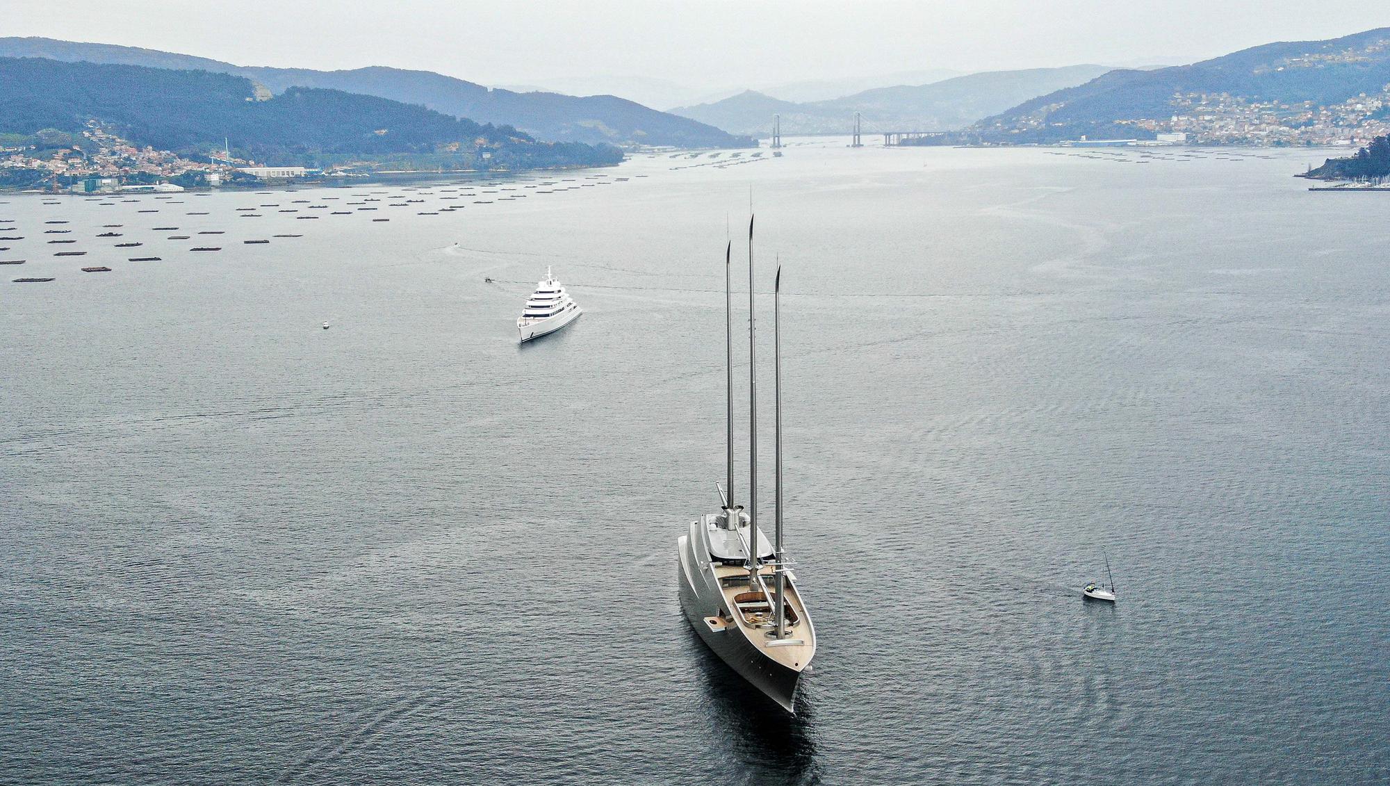 Duelo de esloras en la ría de vigo