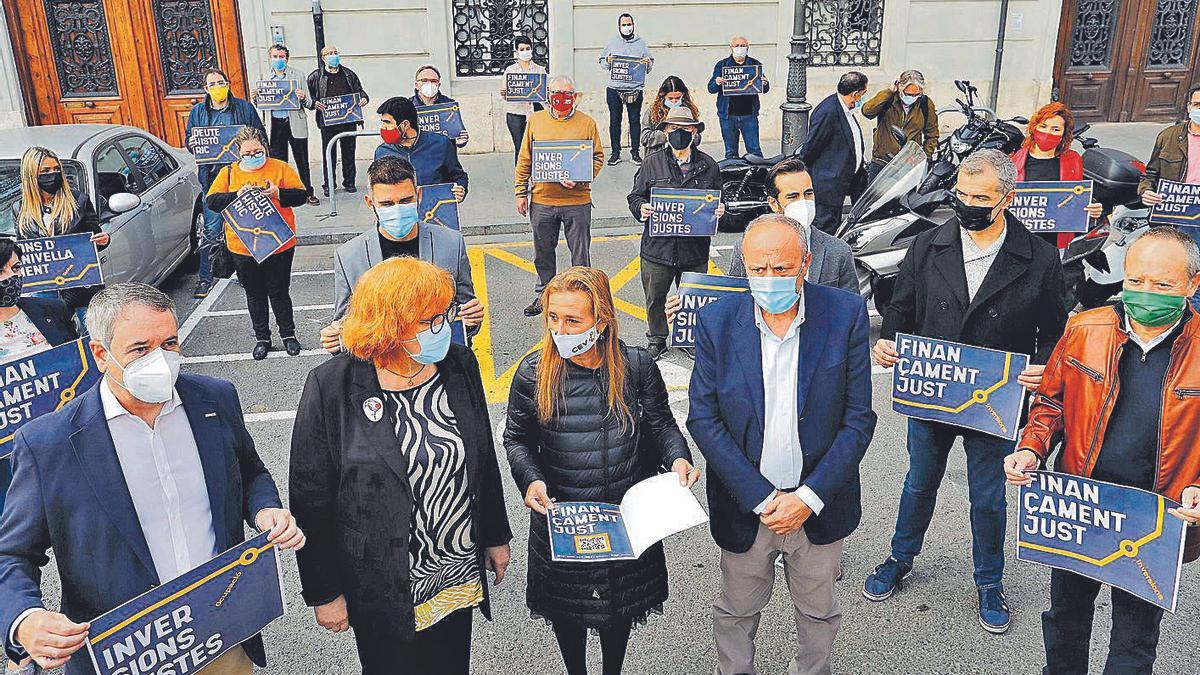 Dirigentes de Compromís frente a la Subdelegación del Gobierno en Alicante. | INFORMACIÓN