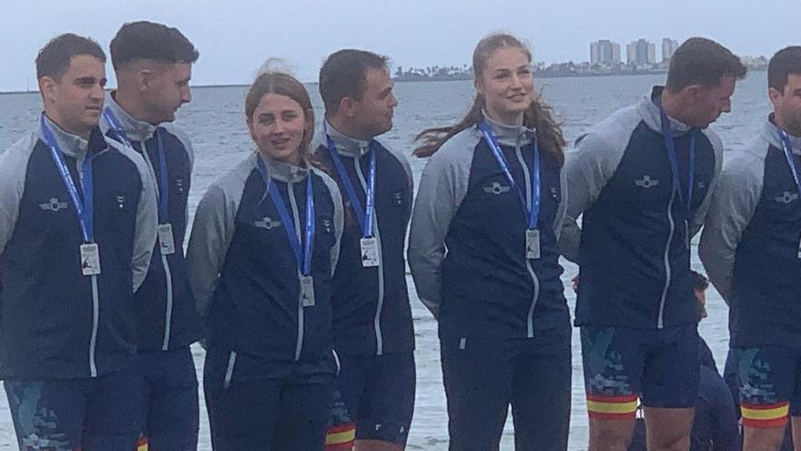 La princesa Leonor en la canoa junto a sus compañeros