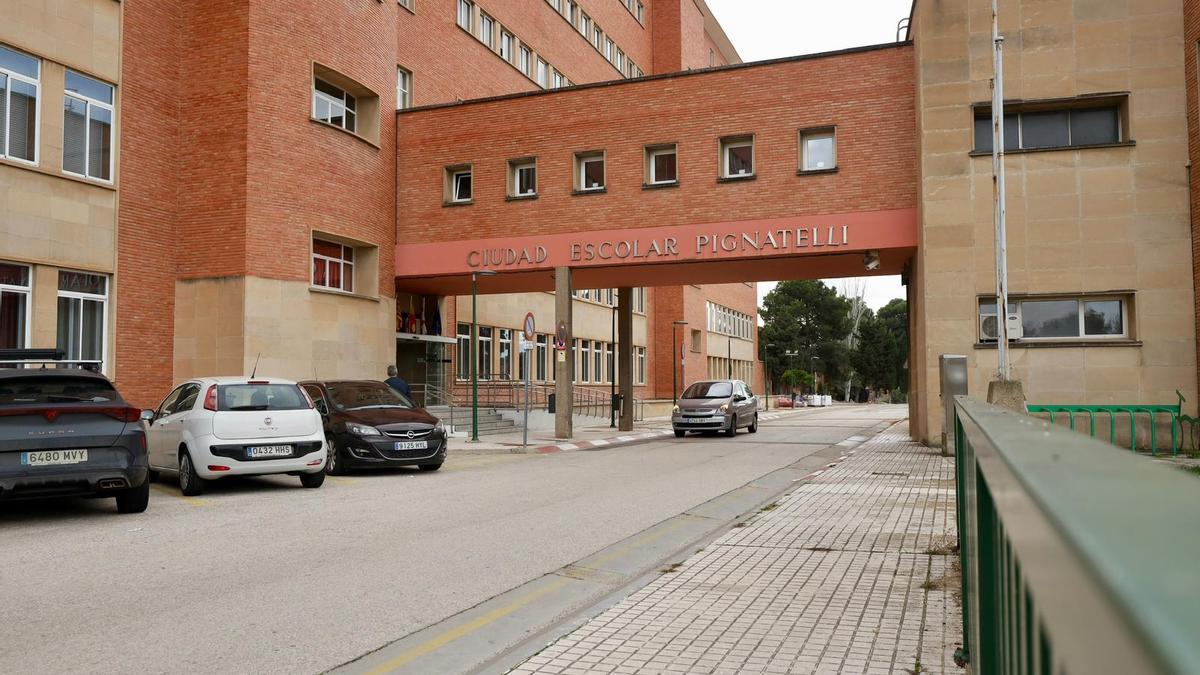 Fachada de la Residencia Pignatelli este sábado tras la muerte de un joven de 21 años