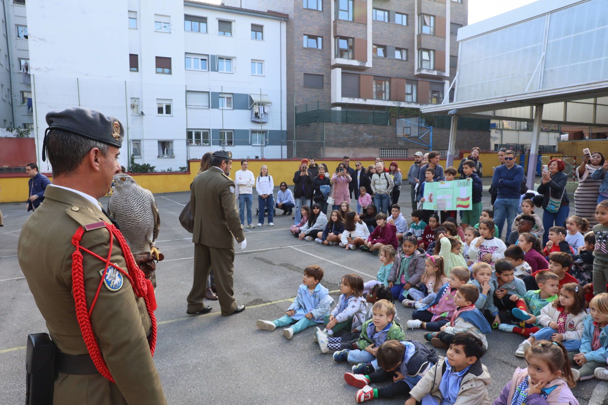 Escuelas Blancas. Acto de izado de la bandera con asistencia del delegado de Defensa y representantes de la Guardia Civil, la Policía Nacional y la Municipal, entre otros
