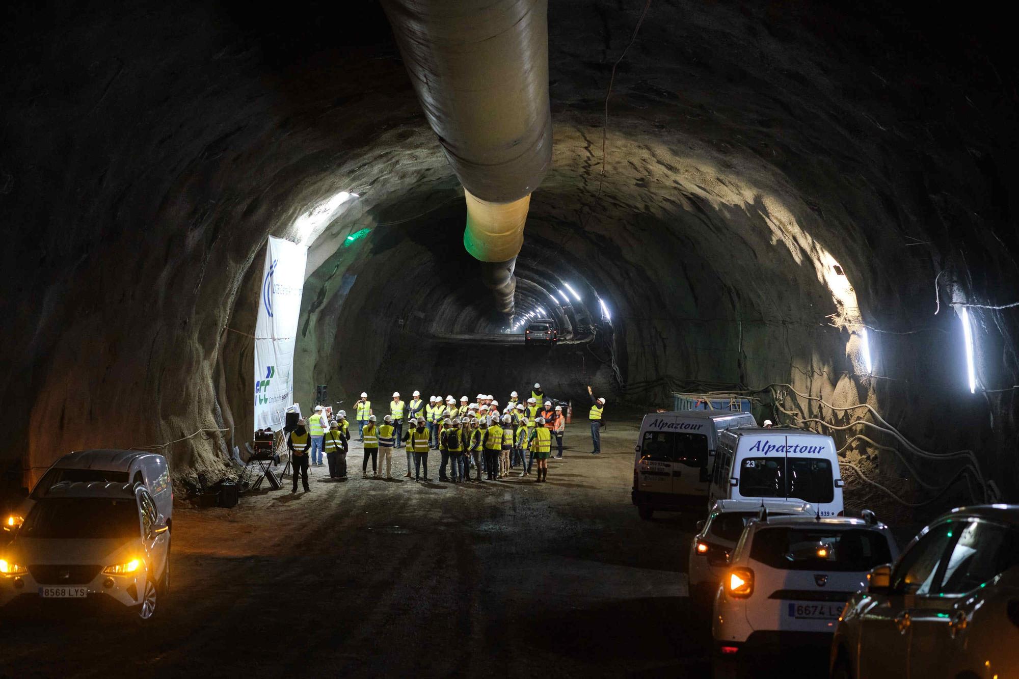 El presidente de Canarias visita las obras del cierre del anillo insular en Santiago del Teide.