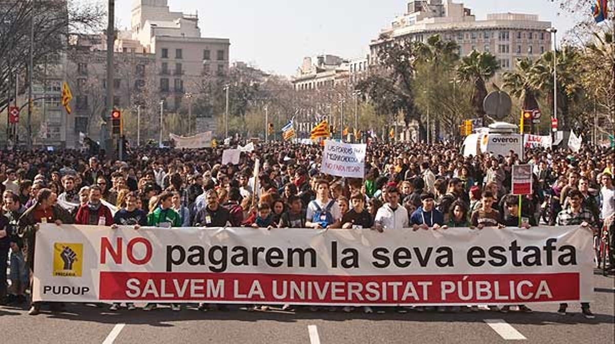 Un resum de la manifestació contra les retallades en educació que s’ha celebrat aquest matí a Barcelona.
