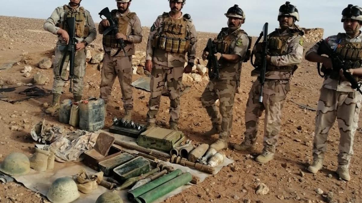 Militares iraquíes con material incautado al Estado Islámico.