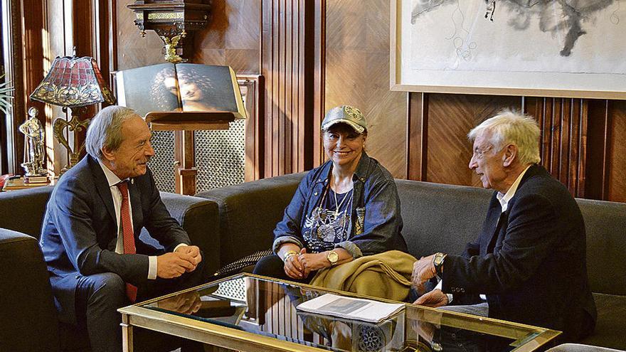 El alcalde de Oviedo, con los artífices de la película de &quot;Rufo&quot;