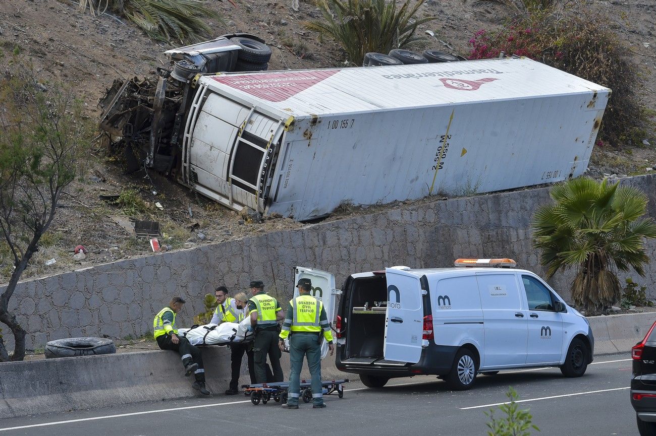 Accidente de un camión en una ladera cerca de La Laja