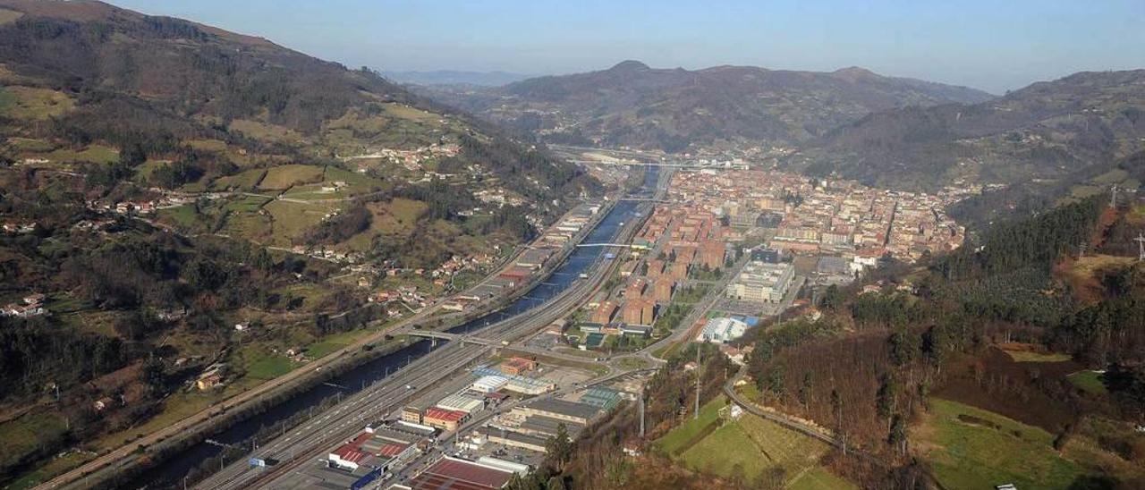 El casco urbano de Mieres, con el polígono de Vega de Arriba en primer término.