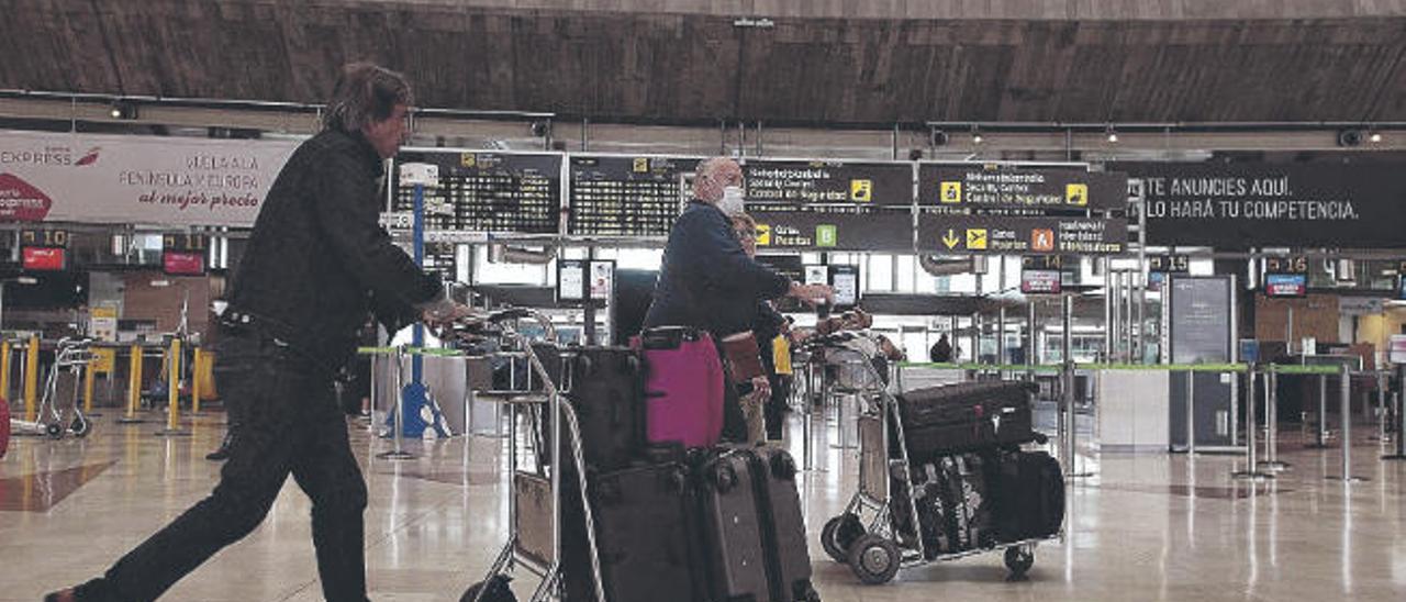 Pasajeros en el aeropuerto Tenerife Norte en los primeros momentos de la cuarentena por la Covid-19.