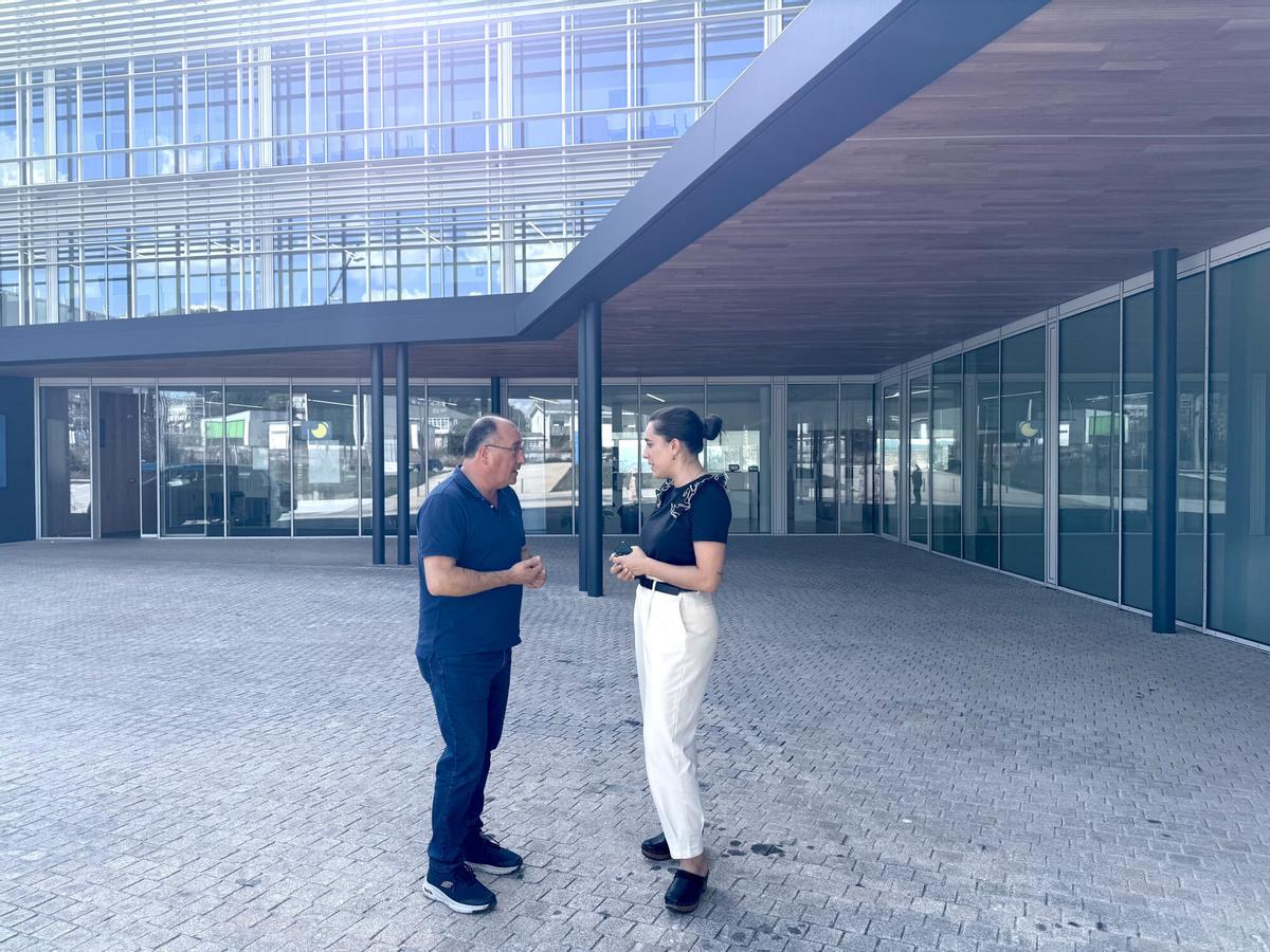 Alba Forno con su compañero Mario López en una visita al CIS de Lalín.