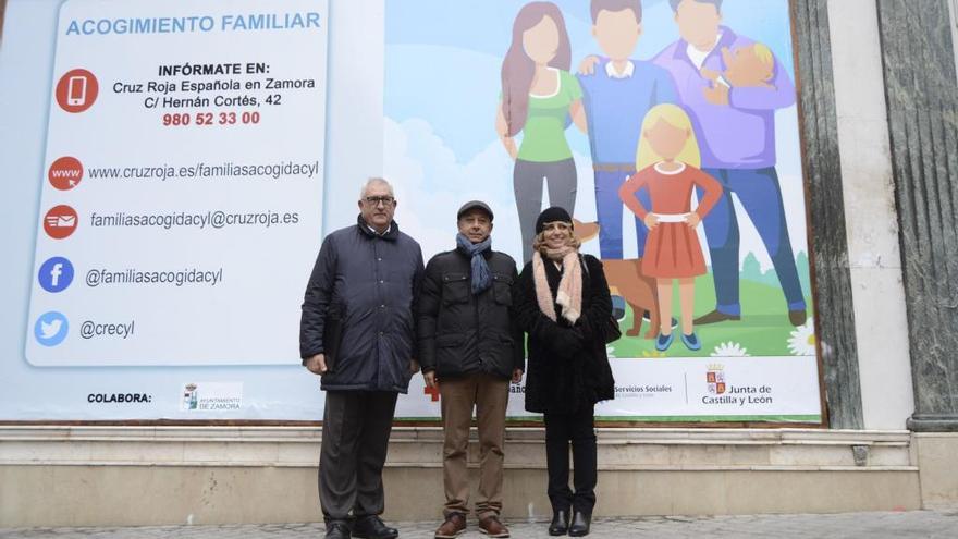 Eutimio Contra, José Manuel del Barrio e Inmaculada Lucas junto al nuevo mural.