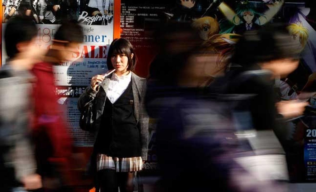 La dissenyadora web Megumi Kawashima, de 27 anys, posa per a una fotografia al districte d’Akihabara, a Tòquio.