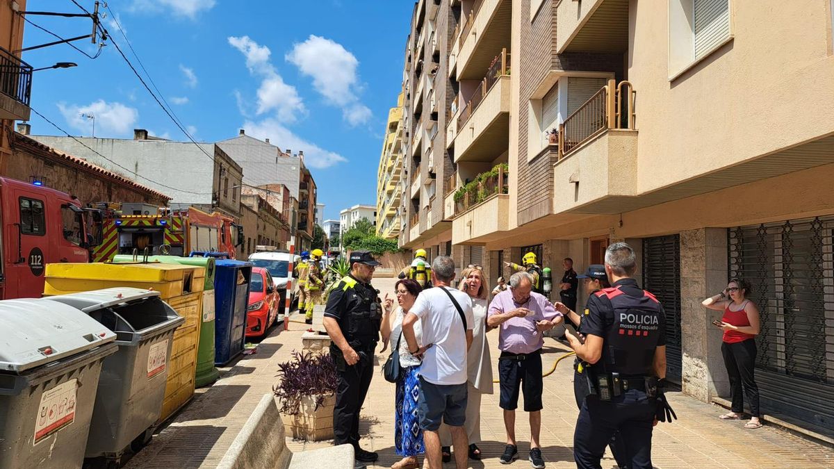 Els efectius d'emergència a la zona de l'incendi de Figueres.