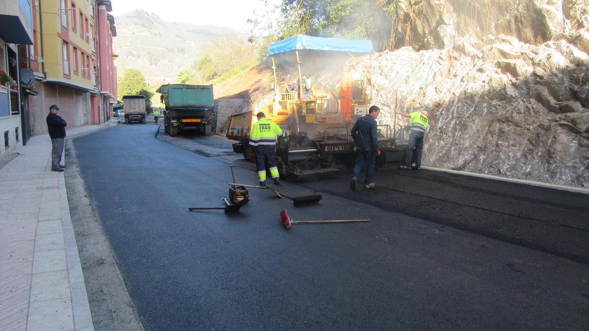 Obreros trabajando en la calzada de Ponga