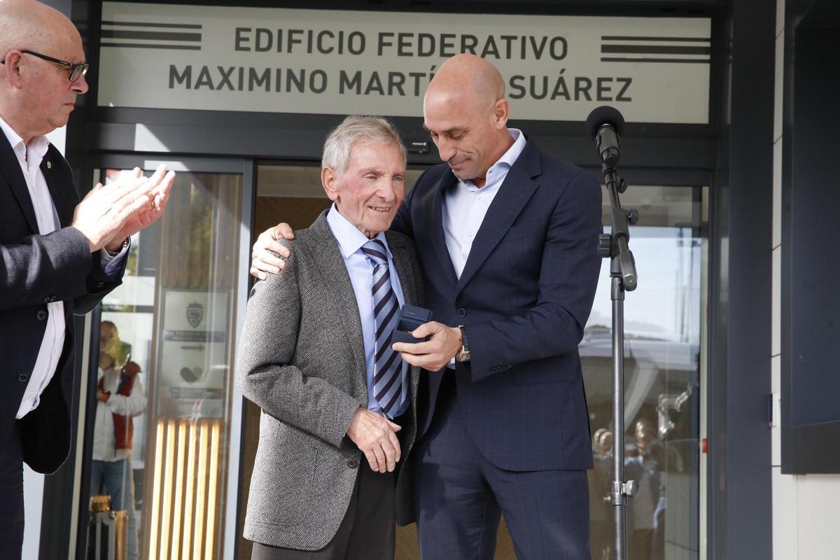 Maximino Martínez recibe a manos de Luis Rubiales la insignia de oro de la RFEF.