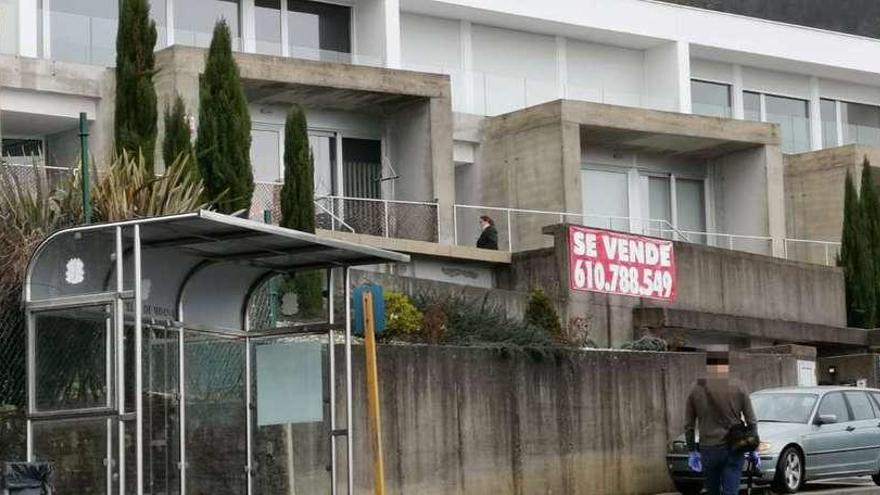 La Policía Judicial acudió ayer a la vivienda de Iago Aspas (primera izda.) en la urbanización de Broullon, para recoger huellas. // Santos Álvarez