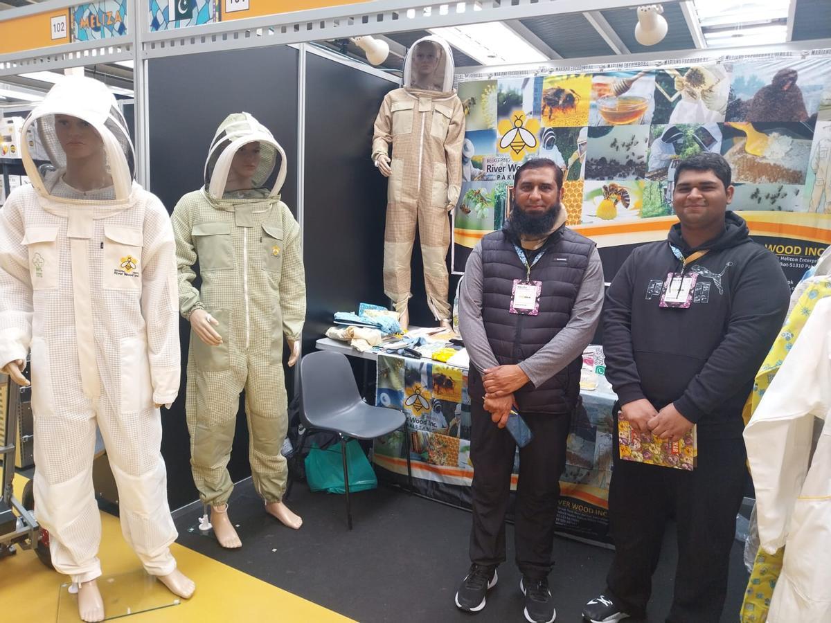 Muhammad Saeed y Huzaifa Shakeel, de la compañía  pakistaní River Wood Inc.