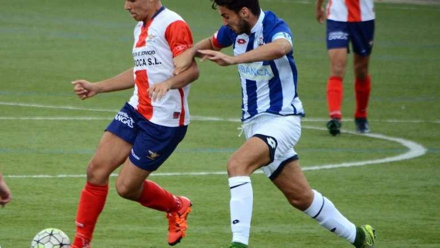 Una acción del duelo de ayer entre Alondras y Deportivo. // G. Núñez