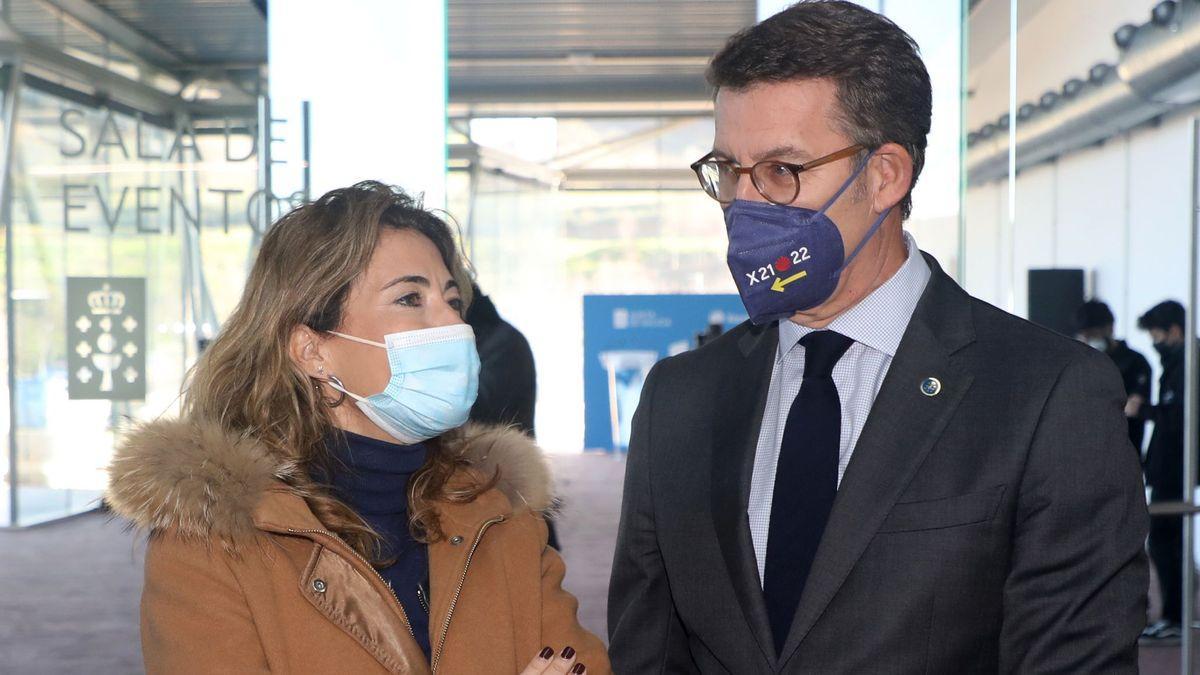 La ministra de Trasportes y el presidente de la Xunta, esta mañana en Santiago.