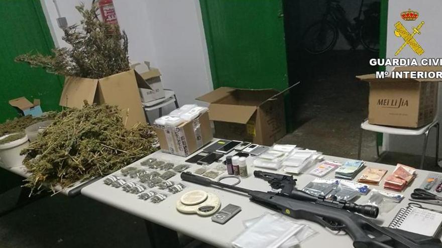 La Guardia Civil desmantela dos puntos de venta de marihuana en Pego