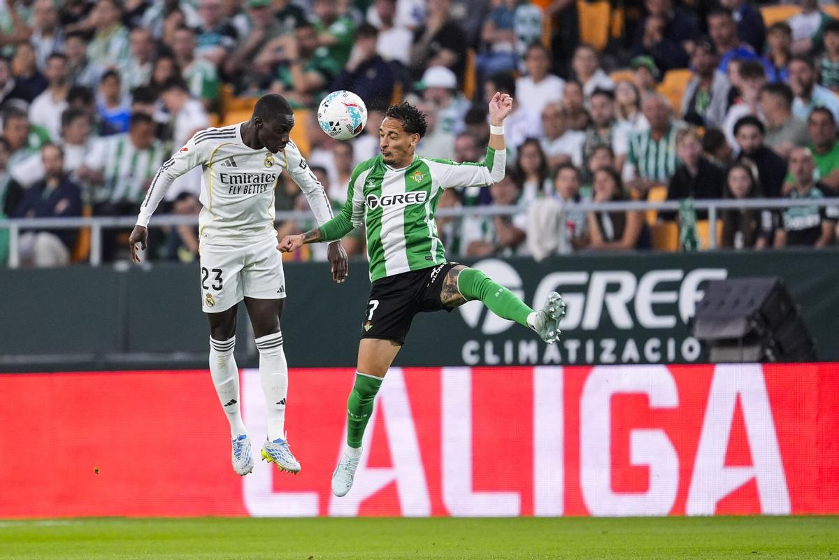 Anthony se mide a Mendy en un balón aéreo.