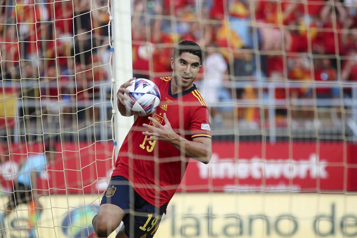 El delantero de la selección española Pablo Sarabia (d) se dispone a marcar el segundo gol ante la República Checa, durante el partido de la Liga de las Naciones disputado en el estadio de La Rosaleda, en Málaga. EFE/Daniel Pérez