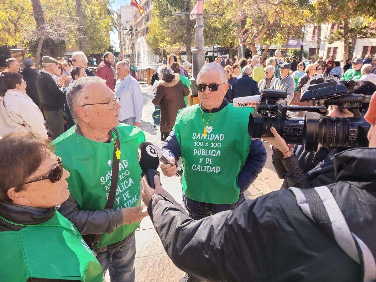 Los portavoces de la Plataforma, Manuel Gómez y Eva de la Fuente antienden a los medios de comunicación