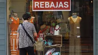 Floja campaña de rebajas de verano en Avilés: "Falta más alegría en el consumo"