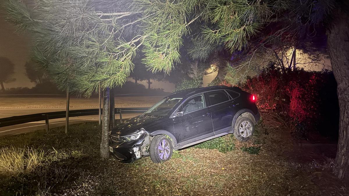El vehicle encastat contra un arbre després de la persecució a Castelló d'Empúries.