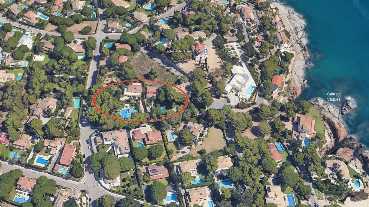 Encerclades, les dues cases de la família Artyakov a Platja d'Aro.