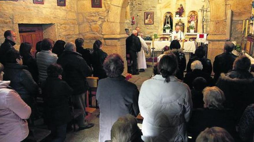 Instante del oficio religioso en memoria del lalinense fallecido, en A Veiga.  // Bernabé/Gutier