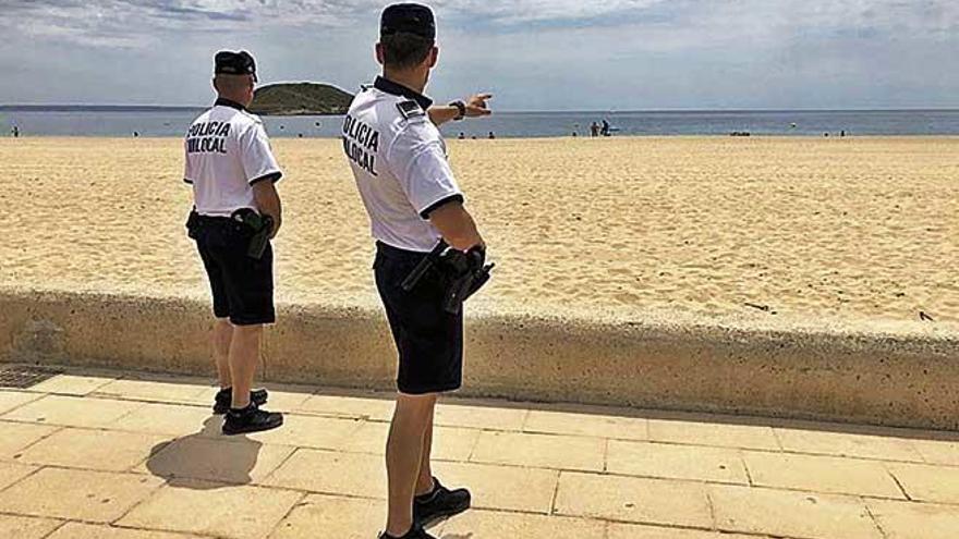 Agentes de la PolicÃ­a Local de CalviÃ , de patrulla en una de las playas del municipio.