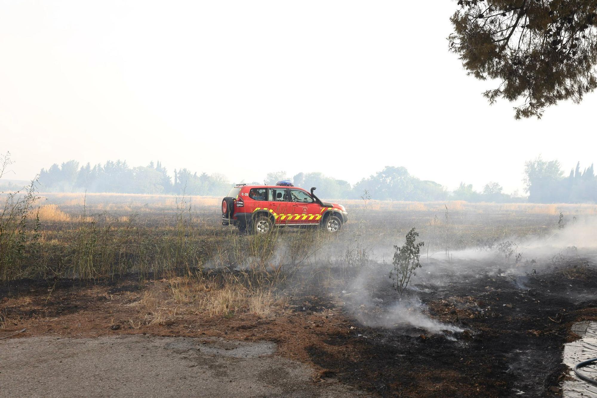 En imágenes | Un incendio a las afueras de Zaragoza obliga a evacuar una residencia