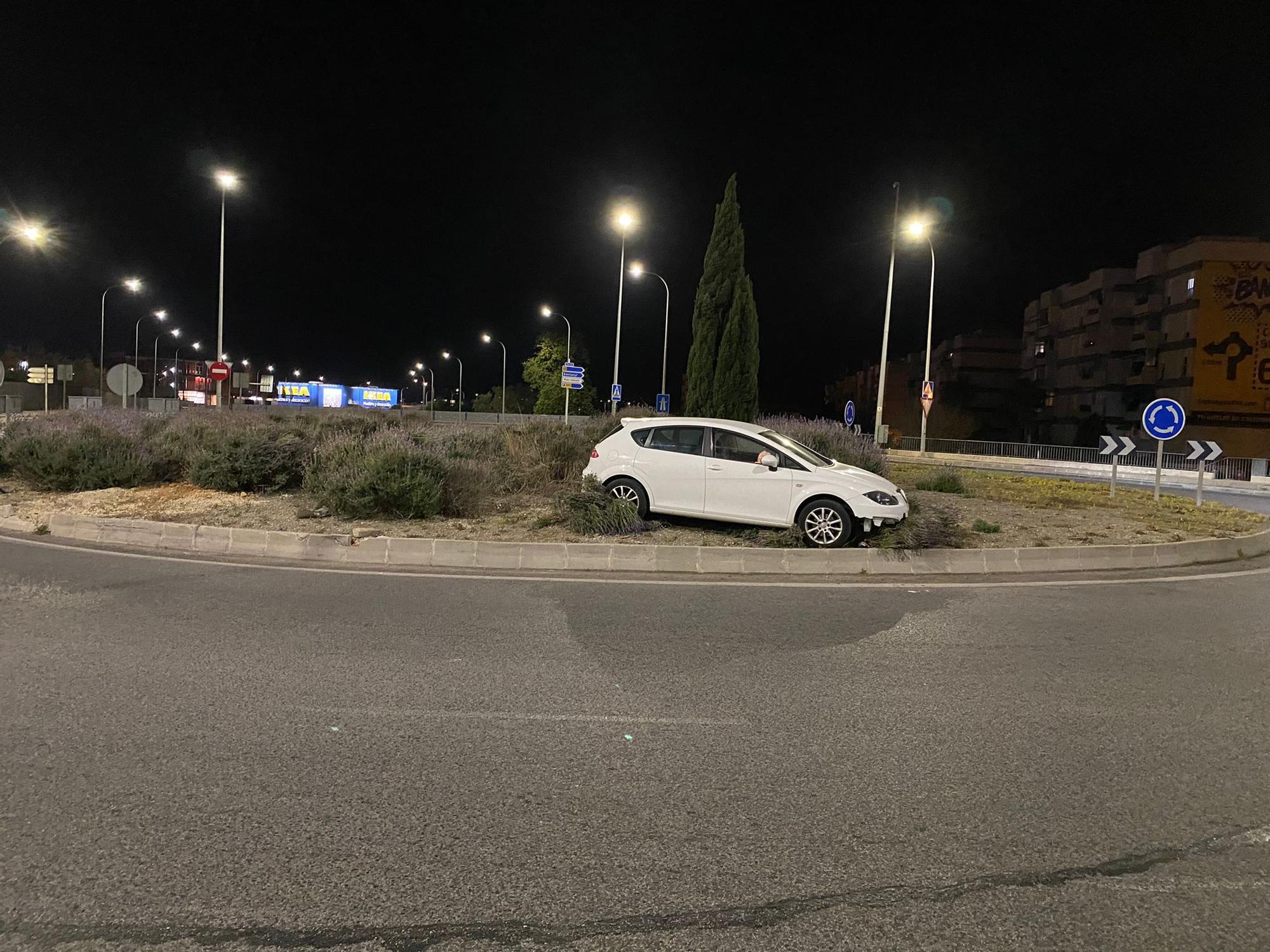 Un coche se estrella contra la rotonda de Can Blau