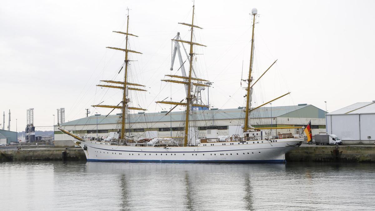 El buque escuela alemán ‘Gorch Fock’ llega al muelle de Calvo Sotelo, en A Coruña