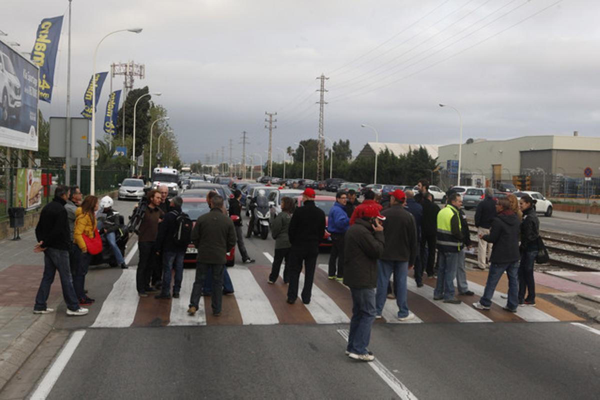 Vaguistes de Nissan tallen el trànsit en un carrer de la Zona Franca.