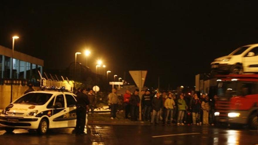 Grupos de trabajadores impiden el acceso de los camiones con suministros a la planta de Citroën.
