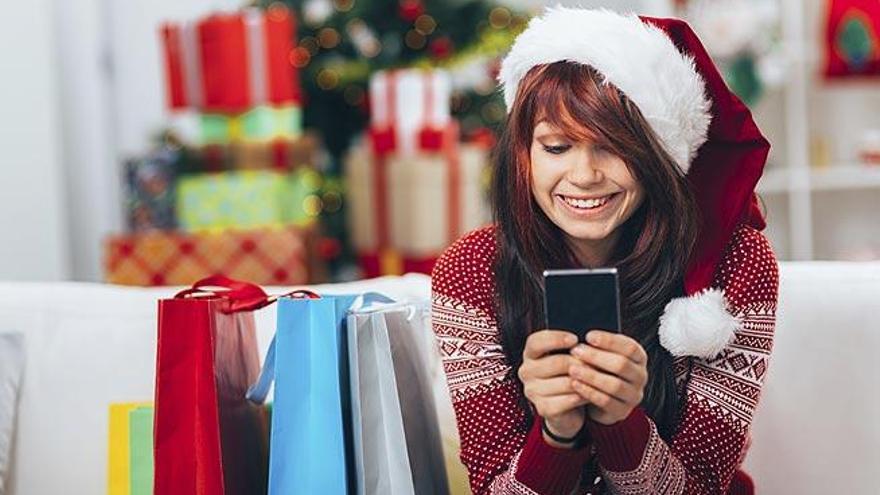 El móvil puede facilitarnos la compra de regalos en Navidad.