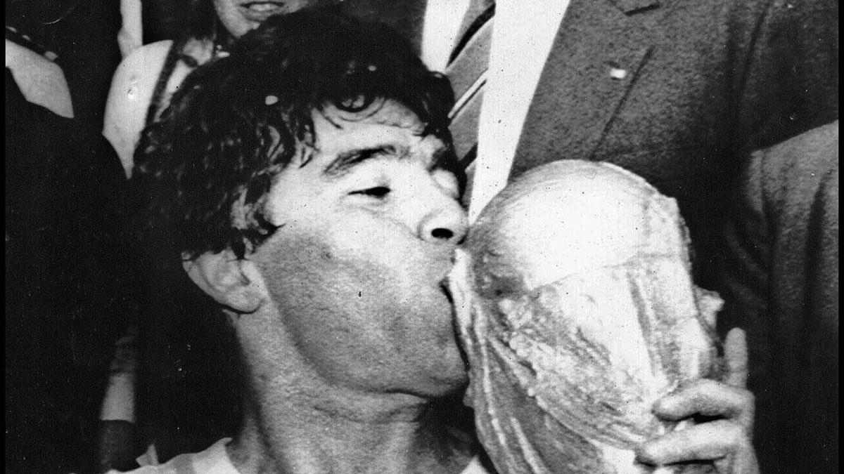 Diego Armando Maradona besa la copa del mundo.