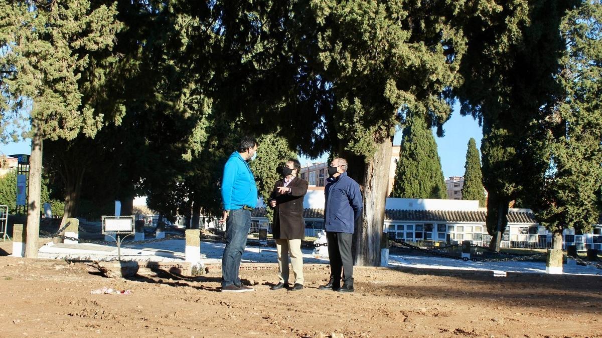 Responsables de Cecosam en el cementerio de la Salud.