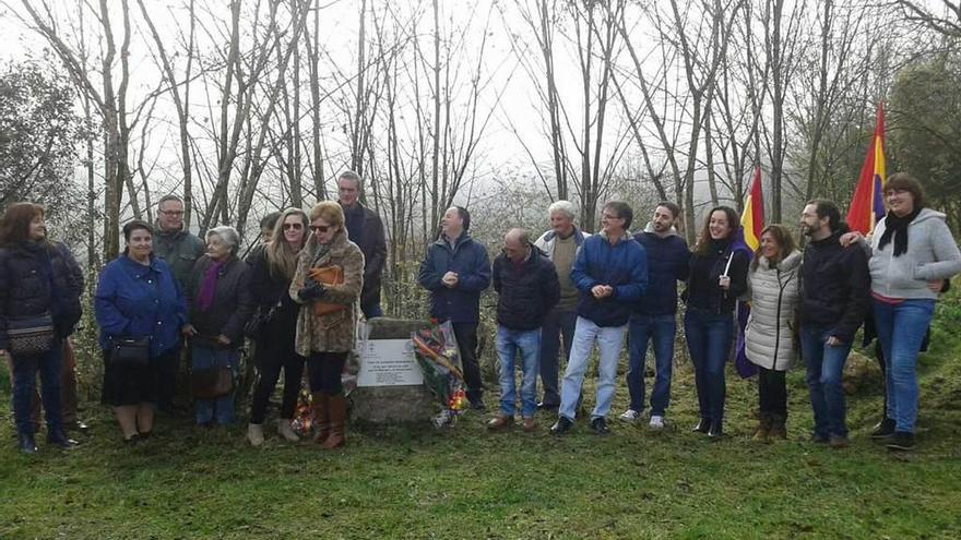 Participantes en el homenaje a &quot;los cinco de Sobrepiedra&quot;, ayer.