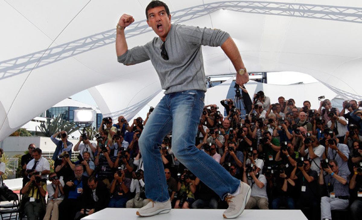 L’actor Antonio Banderas posa davant els fotògrafs durant la presentació de la pel·lícula de Pedro Almodóvar La piel que habito en la 64 edició del Festival de Cine de Cannes.