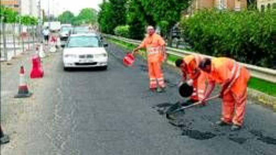 Fomento arregla los baches de la avenida Díaz Ambrona