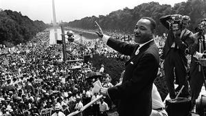 Luther King saluda a sus seguidores en la famosa marcha de Washington, el 28 de agosto de 1963.