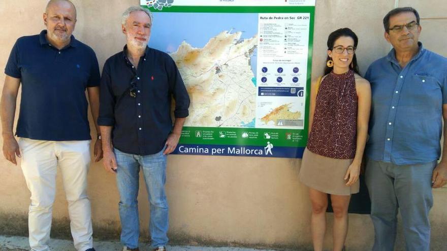 Ensenyat, March, Espeja y Manchado (director insular), ayer junto al mapa de la nueva etapa senderista.