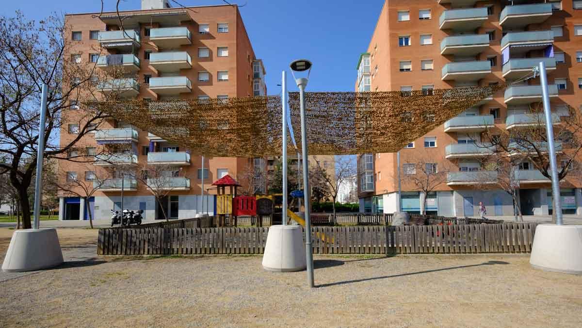 Toldo instalado en un área de juego infantil.